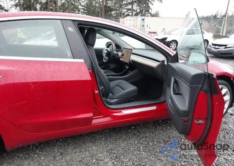 2019 Tesla Model 3 Long Range/Mid Range/Standard Range/Standard Range Plus z USA, uszkodzony, nr VIN 5YJ3E1EA1KF197268